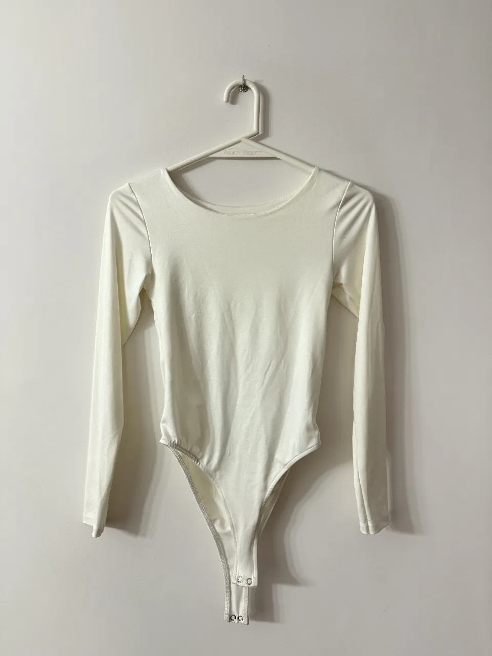 Body manga larga blanco, ideal para un look elegante y versátil. Perfecto para combinar con jeans o faldas.