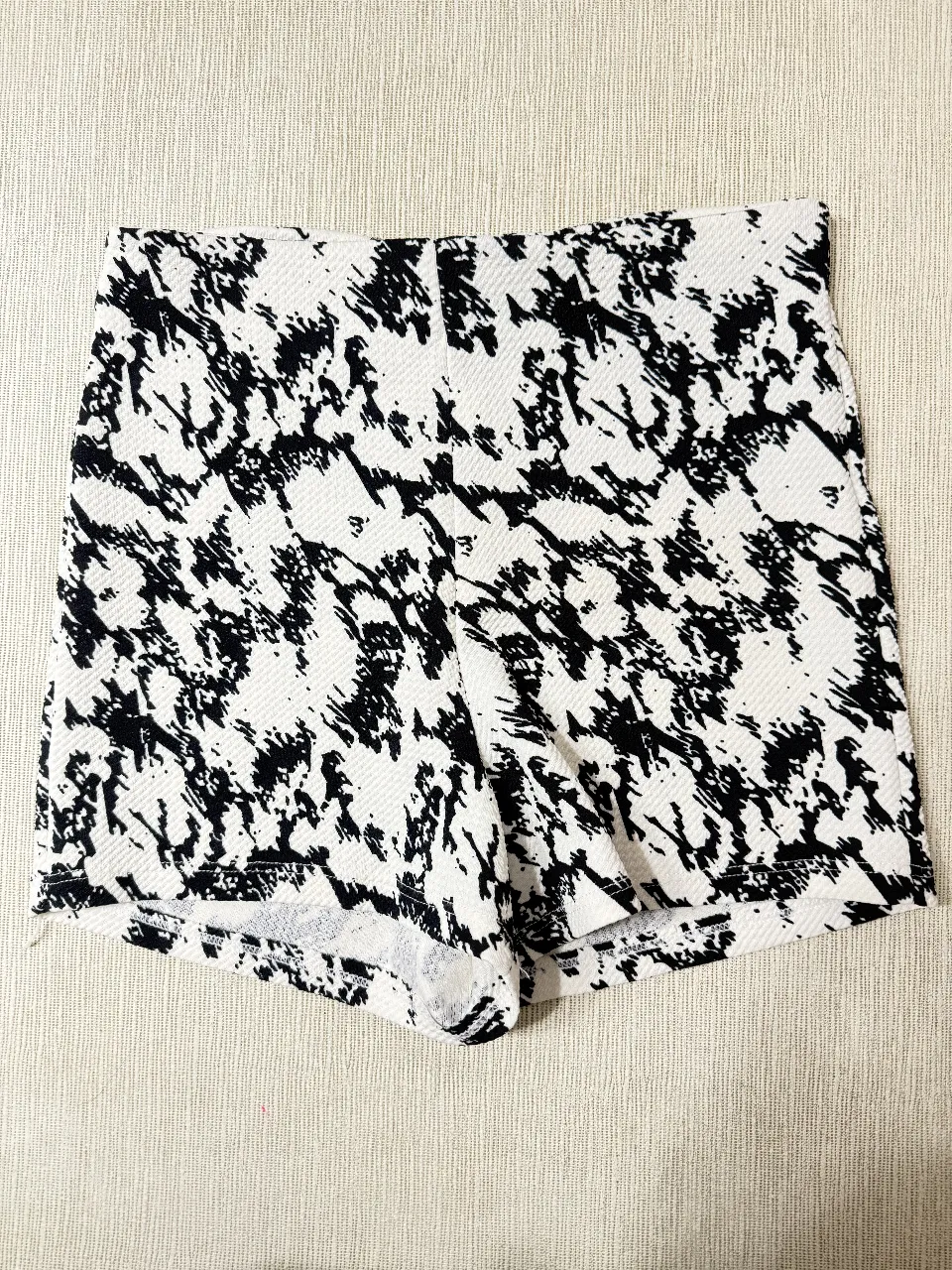 Short de mujer con estampado  en blanco y negro. Ideal 
 para un look casual y moderno.