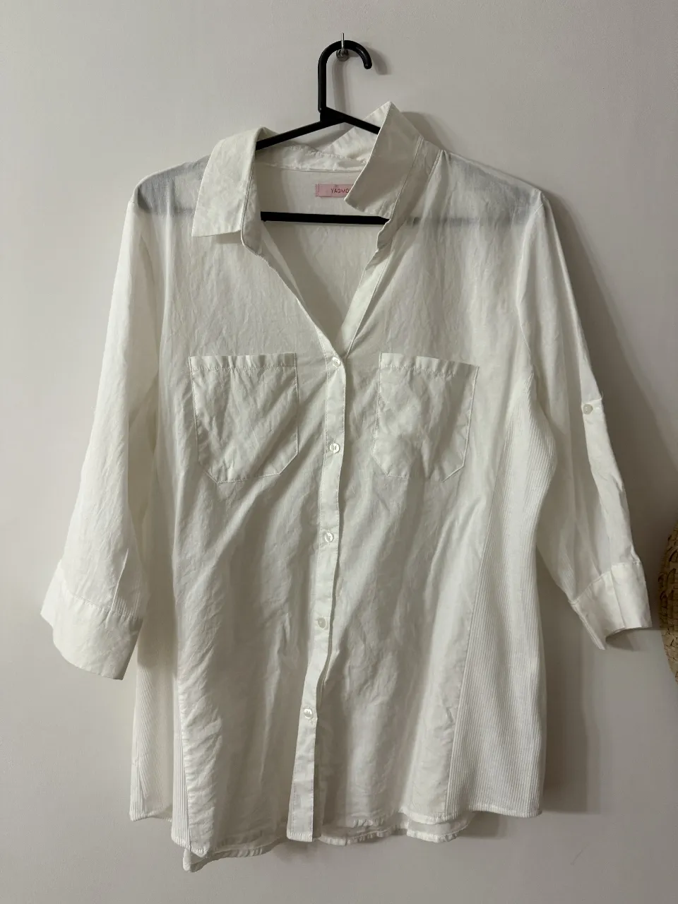 Camisa Yagmour, blanca de mujer, con mangas 3/4 y dos bolsillos delanteros. Ideal para un look casual y fresco. Talle 48