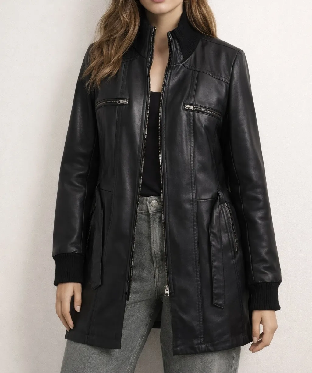 Chaqueta de cuero vacuno negra larga con cuello medio y puños de ribb. Posee cierre al frente, bolsillos con cierre en el pecho y bolsillos con solapa a los costados. Detalle de cinturón en la cintura. Como nuevo, casi sin uso, sin ningun detalle. Talle M- 