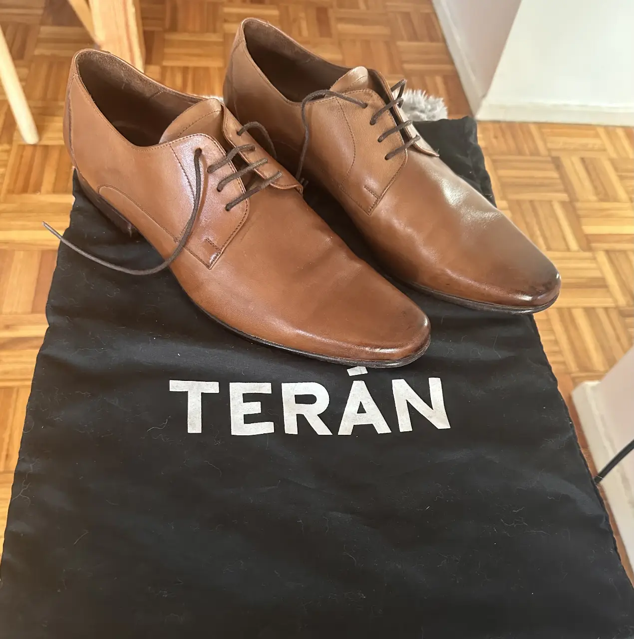Elegantes zapatos de cuero marrón para hombre, ideales para ocasiones formales y de trabajo. Diseño clásico y atemporal, perfectos para completar cualquier look sofisticado.