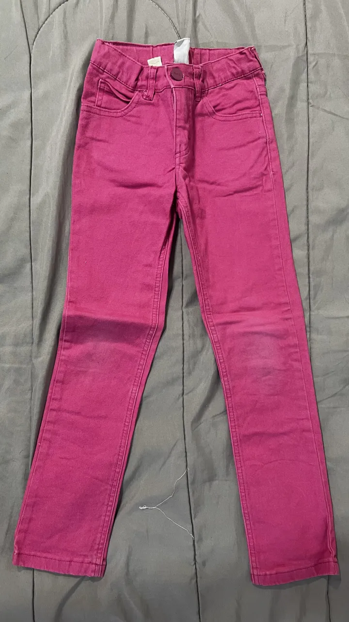 Pantalón de jean color fucsia para niña. Posee bolsillos delanteros y traseros.