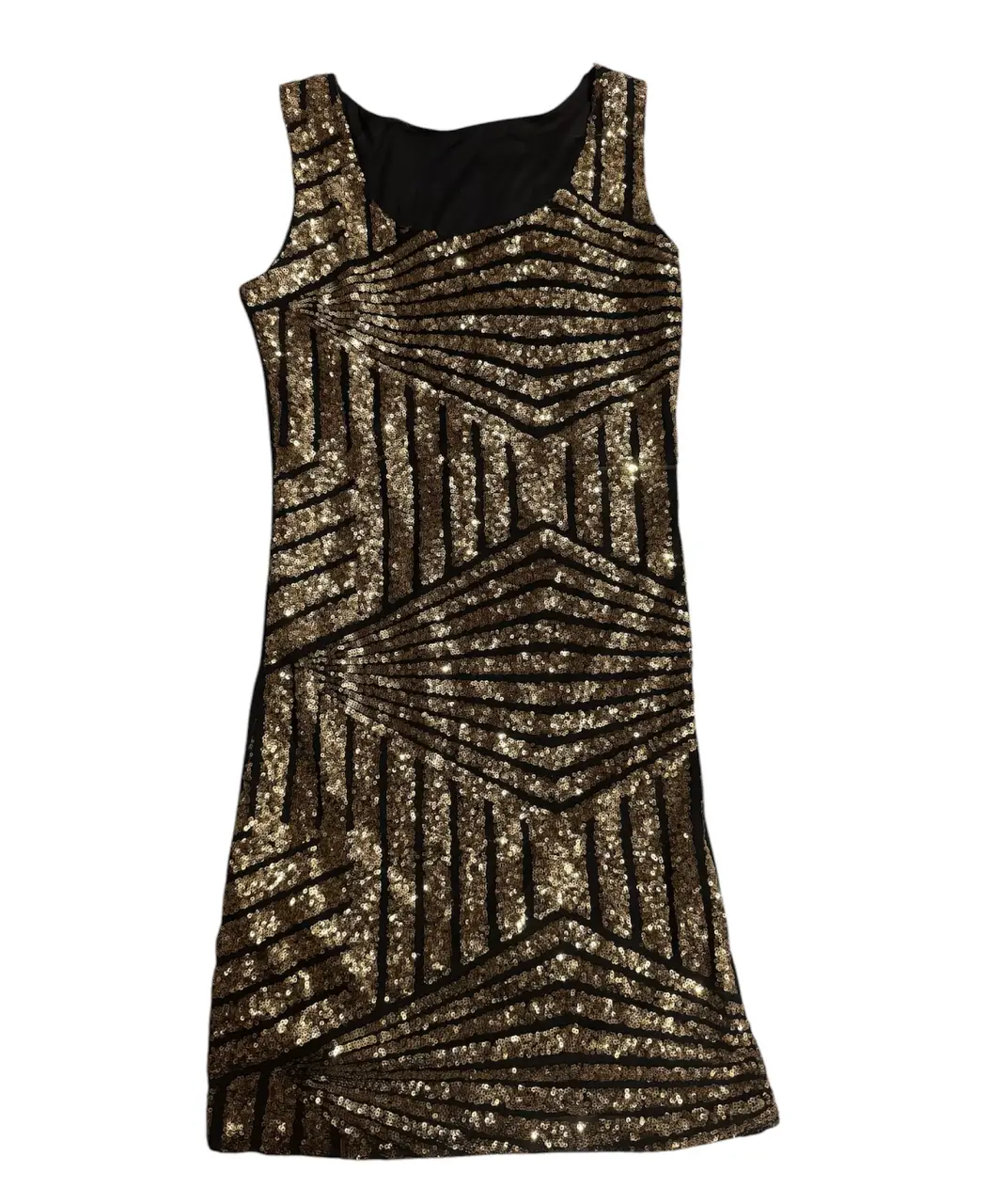 Vestido mini de fiesta con lentejuelas doradas y detalles geométricos en negro. Ideal para eventos especiales y salidas nocturnas.