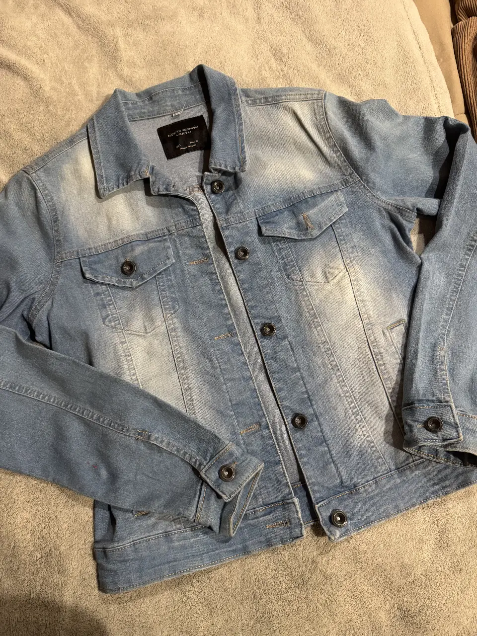 Campera de jean azul claro, ideal para un look casual y moderno. Perfecta para combinar con cualquier outfit.