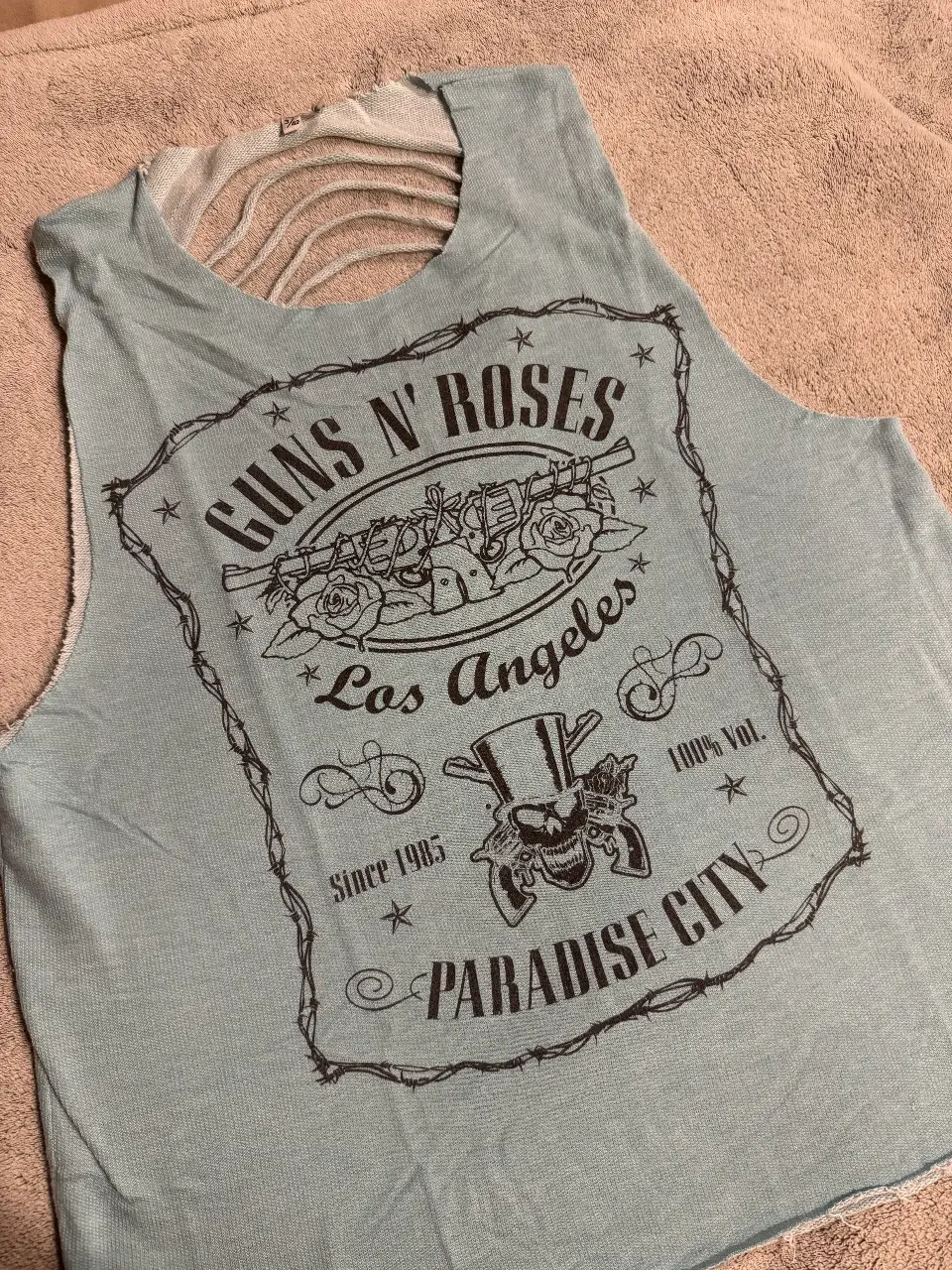 Musculosa de mujer con diseño de Guns N' Roses y la leyenda "Paradise City". Ideal para un look rocker y casual.
