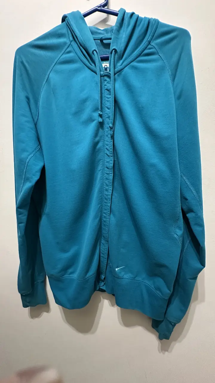 Campera con cierre y capucha Nike Fit Dry, color azul turquesa, talle L. Ideal para actividades deportivas o uso casual.