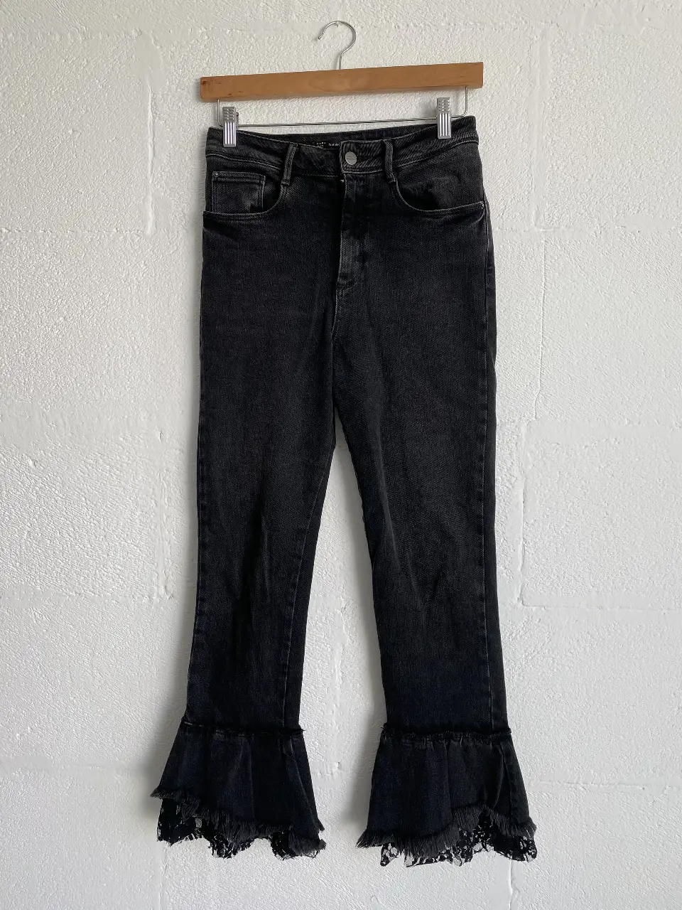 Jeans Zara de mujer negros con detalle de volados y encaje en el bajo. Tiro alto, corte recto con campana en el bajo. Ideal para un look casual y moderno.