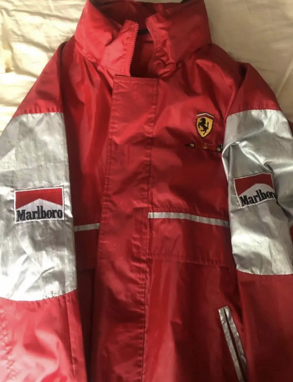 Campera rompevientos Ferrari Marlboro roja Original con detalles en blanco y logos bordados. Ideal para fanáticos de la Fórmula 1 y el estilo retro.