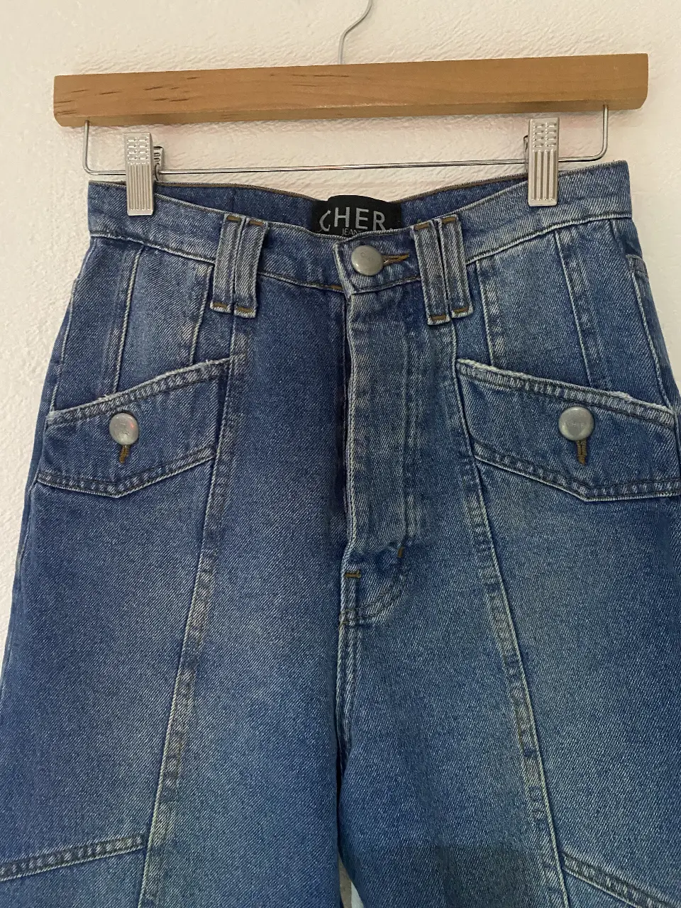 Jeans Maria Cher de tiro alto con diseño de costuras en diagonal y bolsillos delanteros. Un clásico de los 90s, ideal para un look retro.