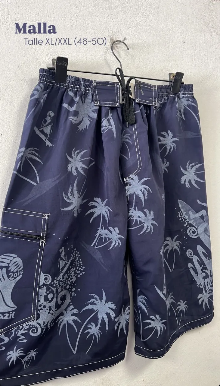 Shorts de baño estampados con palmeras y surfistas. Ideales para disfrutar del verano y la playa con estilo. talle XL/XXL