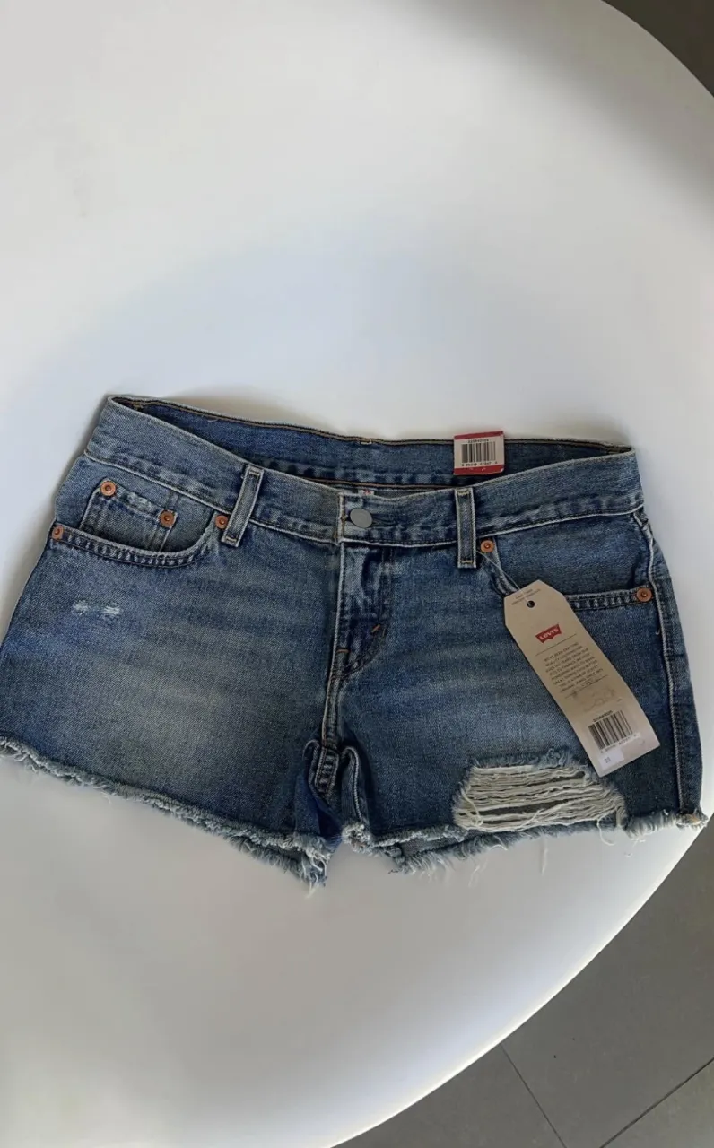Shorts levis de jean azul con roturas y detalles deshilachados en los bordes. sin uso. T36