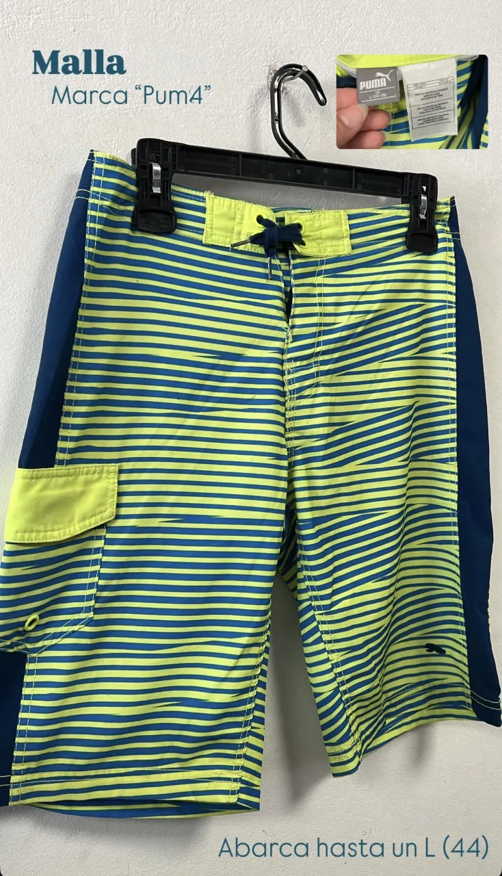 Short de baño estampado a rayas azules y amarillas. Posee un bolsillo lateral con tapa y cordón para ajustar en la cintura. Ideal para días de playa o pileta.