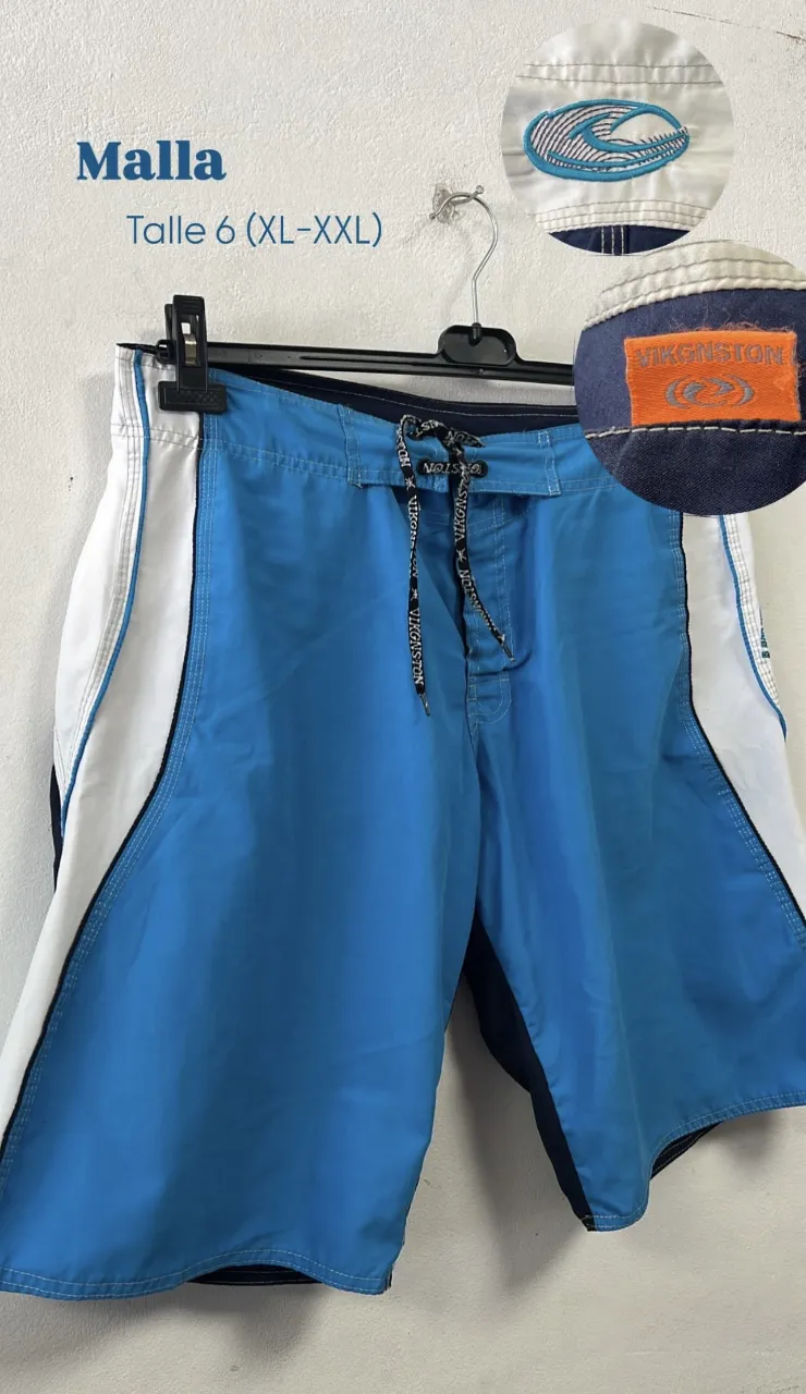 Short de baño azul con detalles blancos y negros. Ideal para disfrutar del verano y actividades acuáticas. Talle 6 (XL/XXL)