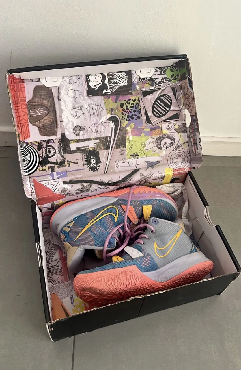 Zapatillas deportivas Nike Kyrie 7  de caña media, con cordones rosas y suela naranja.
zapatillas de básquet o voley. detalle en la última
foto. Talle 39.