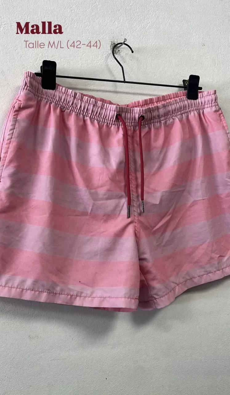 Shorts de baño a rayas rosas y fucsia, con cordón ajustable en la cintura. Ideales para disfrutar del verano y la playa.talle M/L