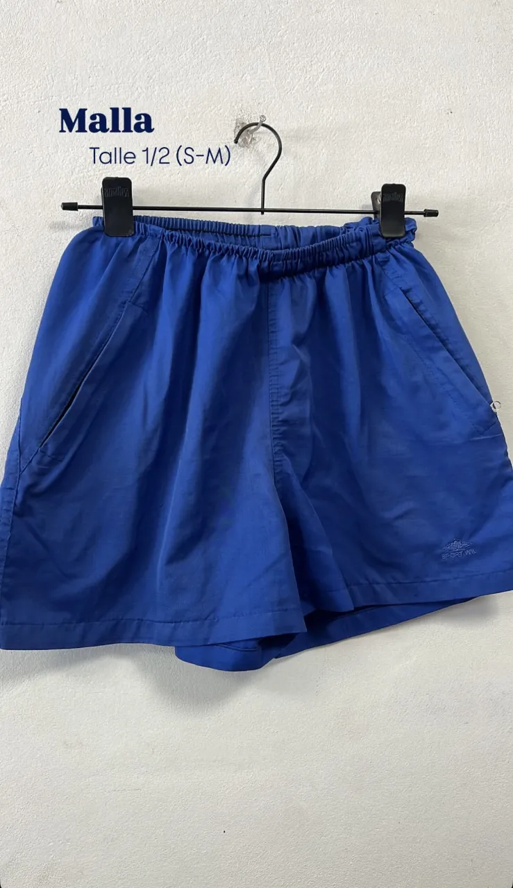 Shorts de baño azul marino, ideales para días de pileta o playa. Talle 1/2.
 Cuentan con cintura elastizada y bolsillos laterales para mayor comodidad.