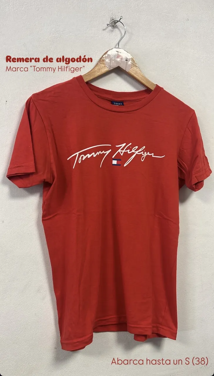 Remera de algodón roja con estampa del logo de Tommy Hilfiger en blanco. Ideal para un look casual y moderno.
