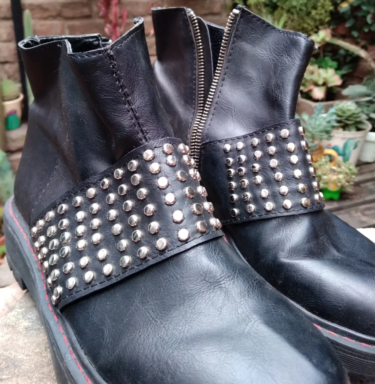 Botitas negras con tachas plateadas y cierre lateral. Ideales para un look rocker o alternativo.