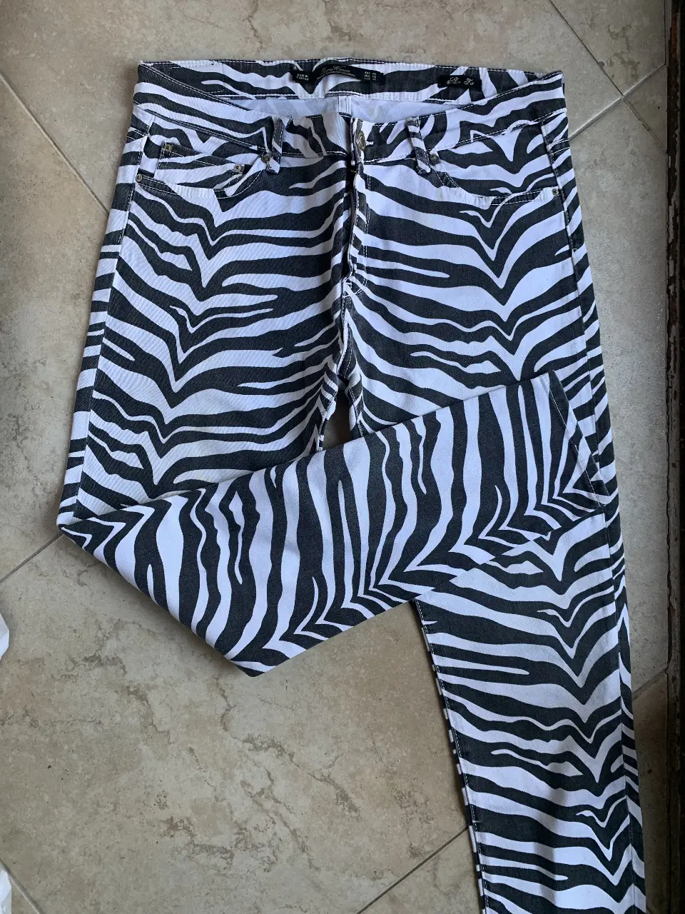 Jeans rectos de mujer con estampado de cebra. Talle 40. Marca Donna Woman. Hechos en Turquía. Ideal para un look casual y canchero.