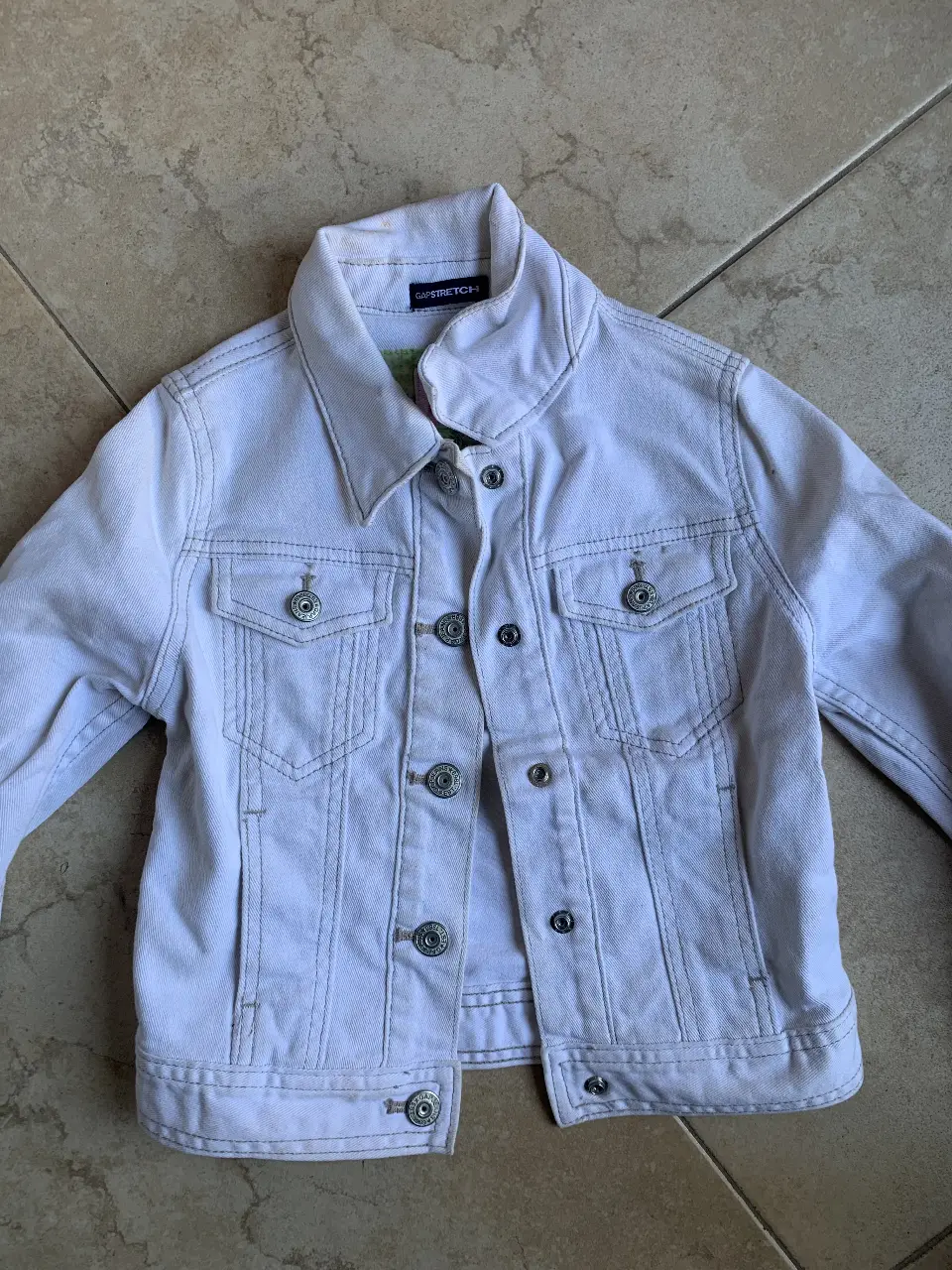Campera de jean blanca GapStretch para niña, talle XS (4-5). Ideal para un look casual y versátil.