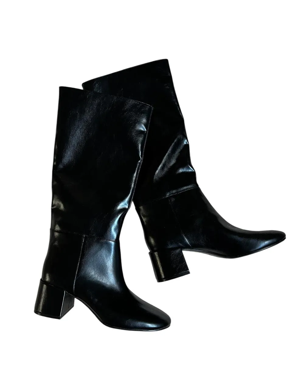 Botas de caña alta negras, de cuero sintético, con taco cuadrado. Ideales para un look elegante y moderno.