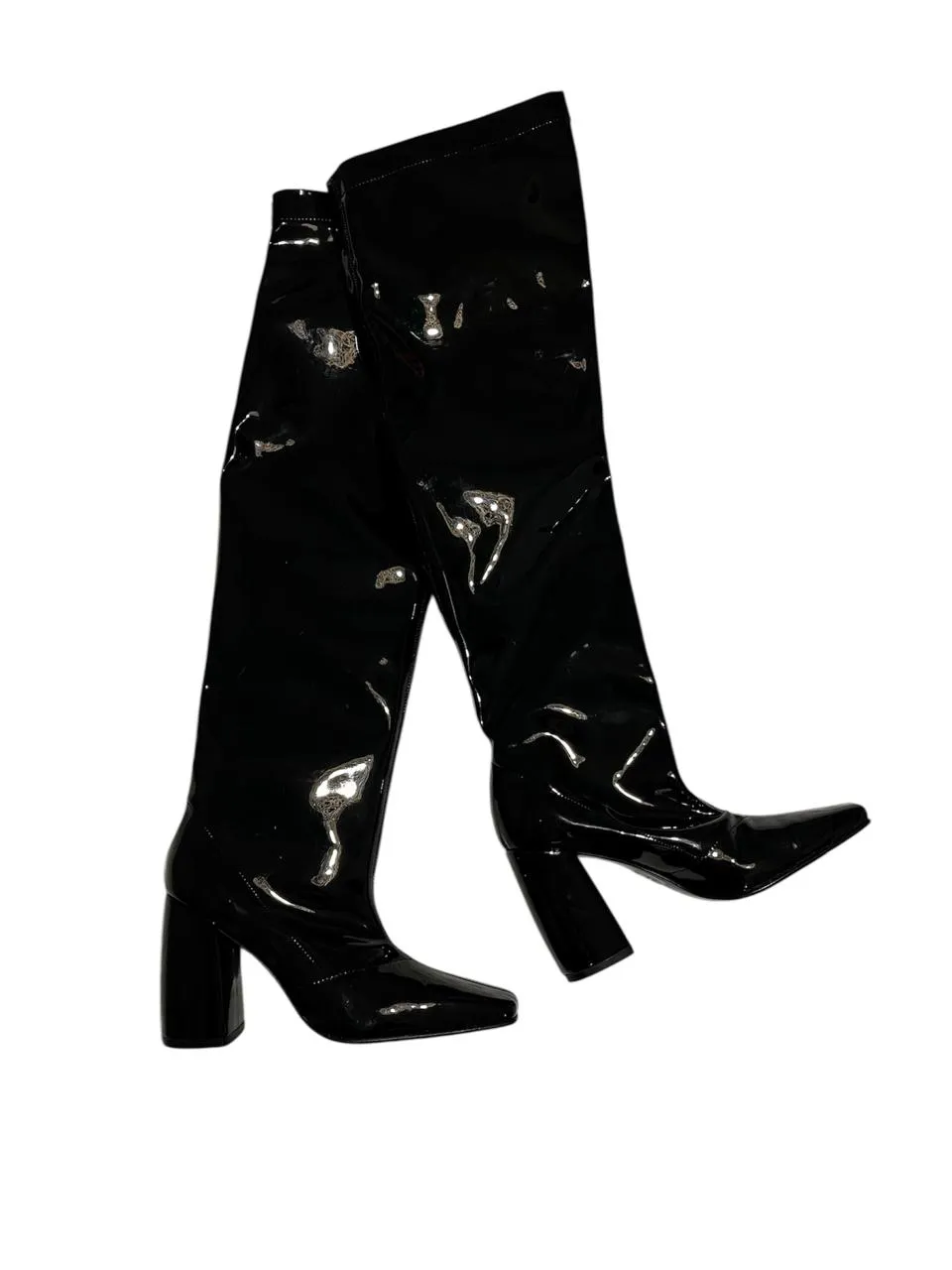 Botas altas de charol negro, con taco ancho y punta fina. Ideales para un look de fiesta o salida.