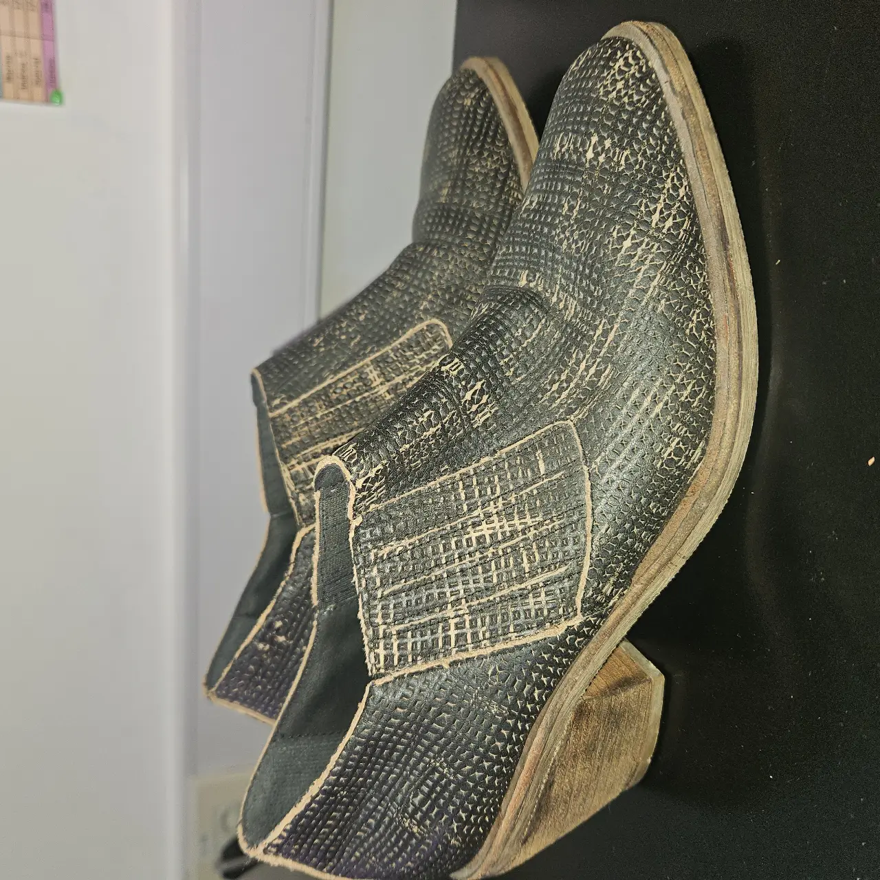 Botines de cuero negro con diseño texturizado. Estilo casual y versátil, ideales para combinar con diferentes outfits. Suela resistente y taco bajo para mayor comodidad.