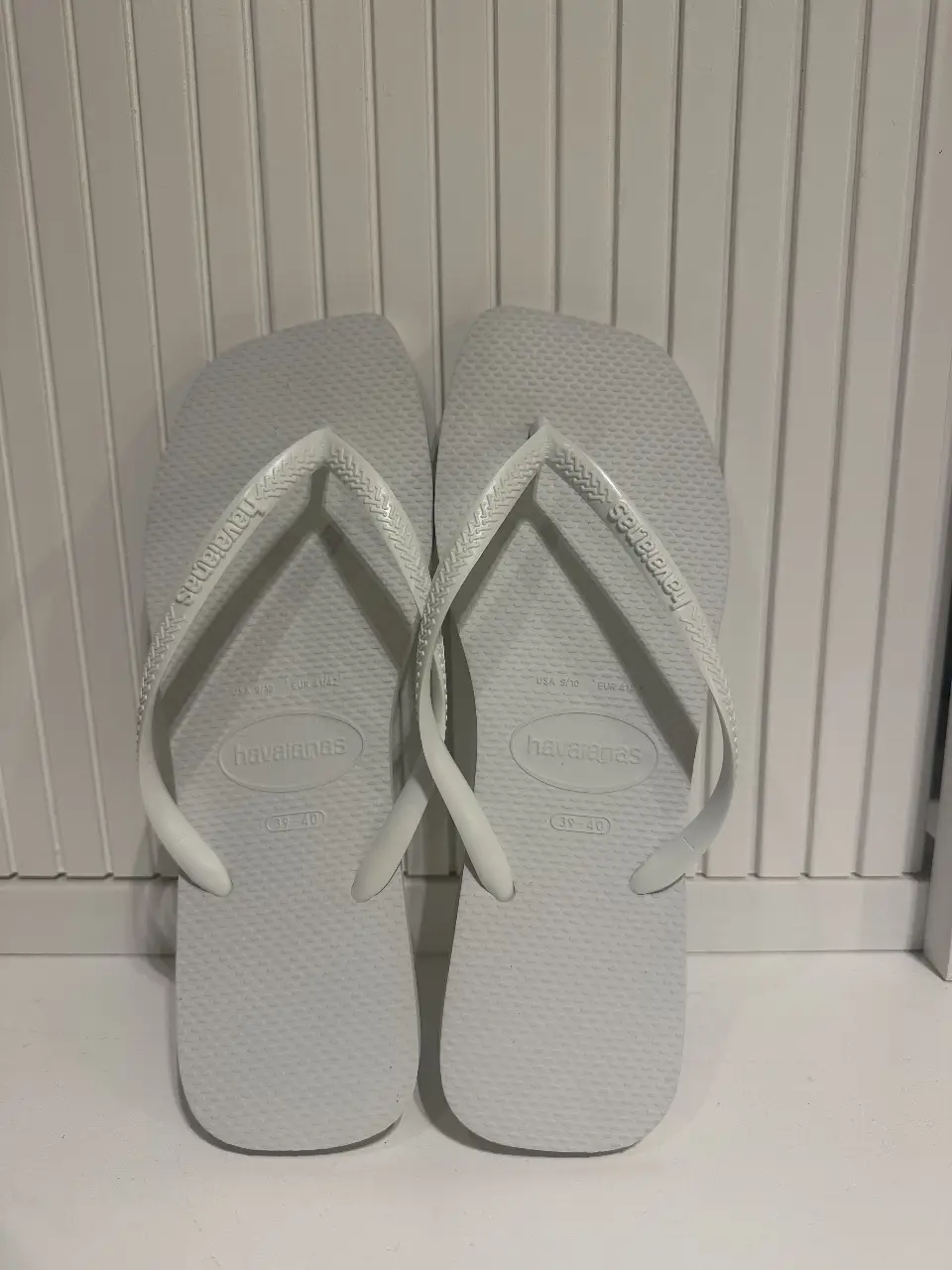 Ojotas Havaianas blancas, ideales para el verano y la playa. Talles 39-40.