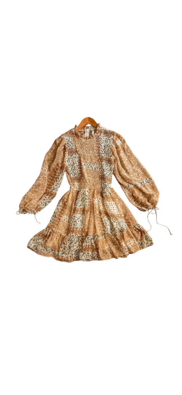 Mini vestido de gasa estampada, forrado, con mangas largas abullonadas. Volados en falda. Estilo boho. Con botas altas es un mil. Talle S. 