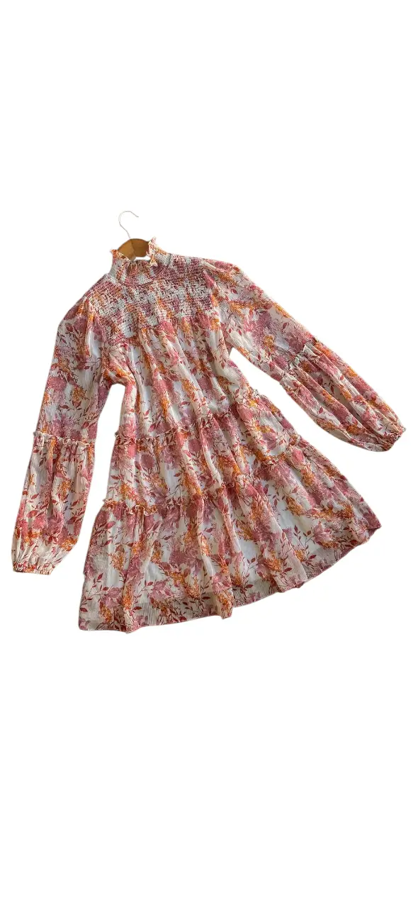 Mini vestido de gasa estampada, forrado, con mangas largas abullonadas. Volados en falda. Estilo boho. Con botas altas es un mil. Talle S.