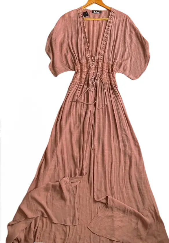 Vestido largo estilo boho en color lavanda. Abierto, tipo spolverino, para usar con un viso o short debajo. Mangas amplias y detalles de encaje en el busto. Una joya.