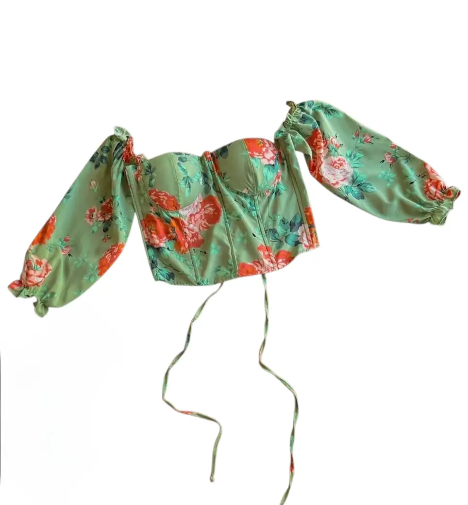 Top Corset de Seda  con mangas largas abullonadas y estampado floral. Tiene ballenas. 
