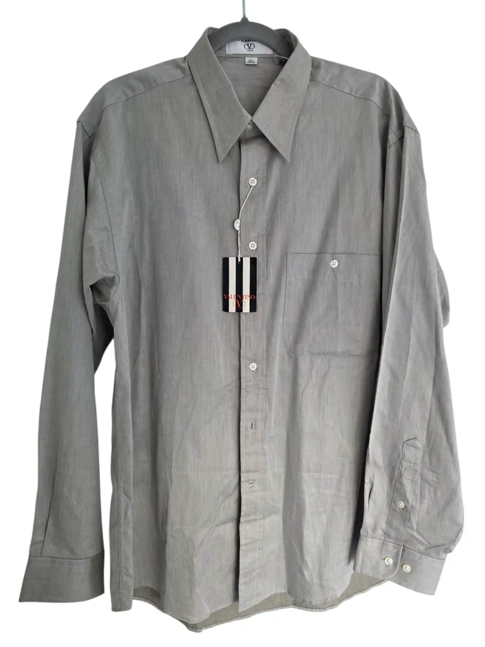 Camisa Valentino Uomo (funciona para Mujer). Mangas largas, color gris claro, con etiqueta original. 100% algodón. Mano Sedosa. Elegante y sofisticada. Medidas: Hombros 46 cm/Busto 61 cm/ Largo 81 cm. Una joya. 