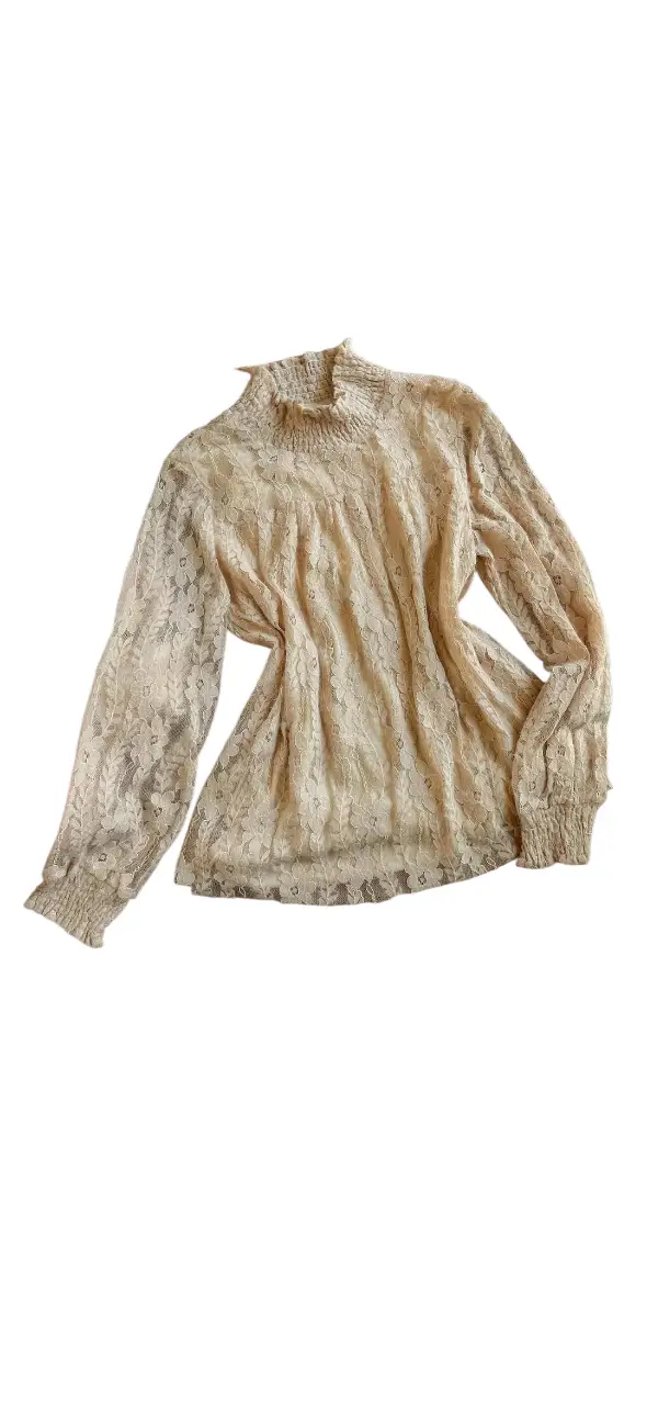 Blusa de Encaje Vintage color crudo con cuello alto y mangas largas. Forrada en textil elastizado. Medidas: Hombros 39 cm/ Busto 53 cm. Impecable. 