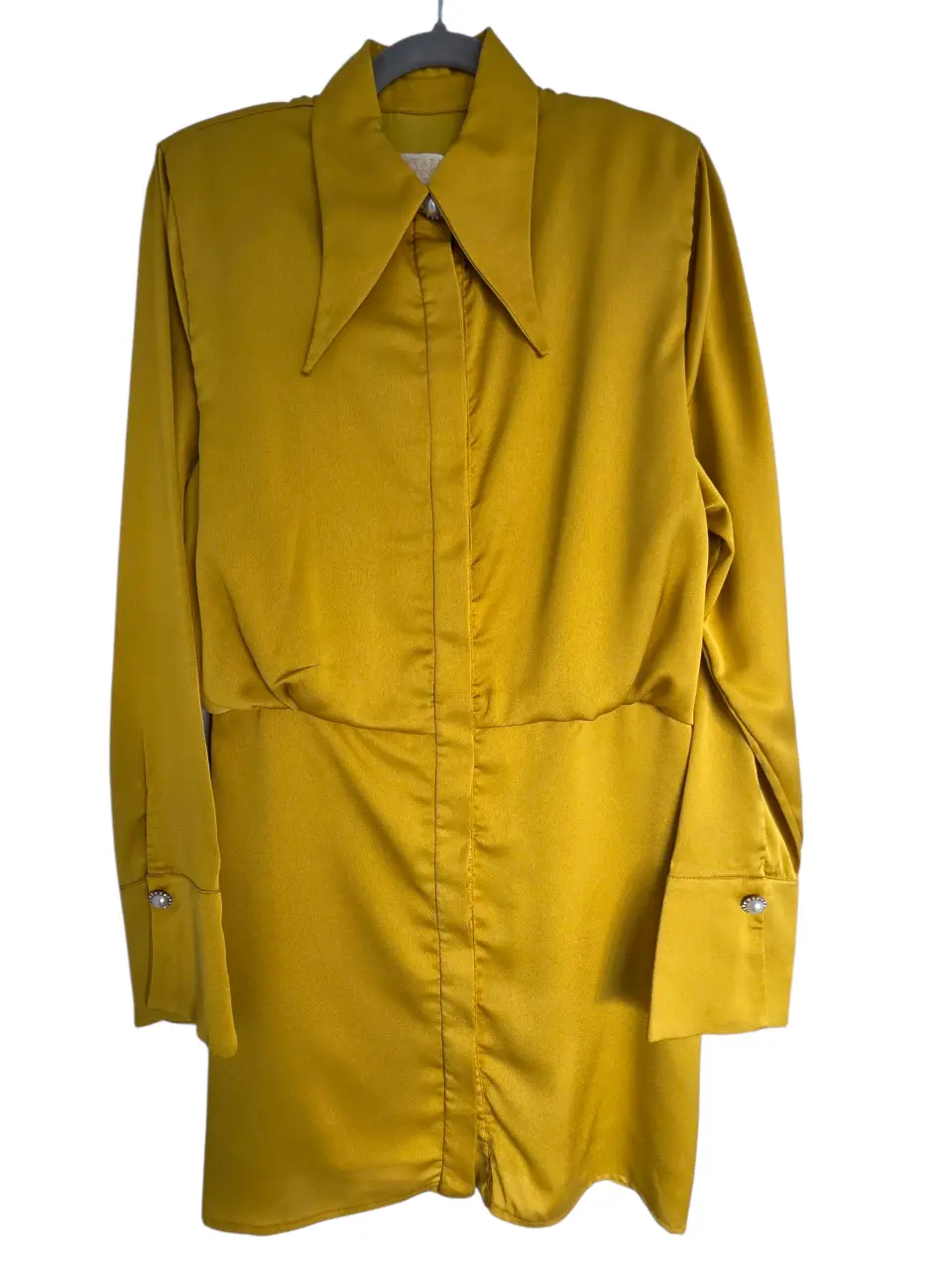 Vestido Camisero mini de Satén amarillo. Marca Natalia Antolin. Color amarillo. Cuello solapa en punta con botón de perla y strass. Puños anchos con botones de perla y strass. Hermoso! 