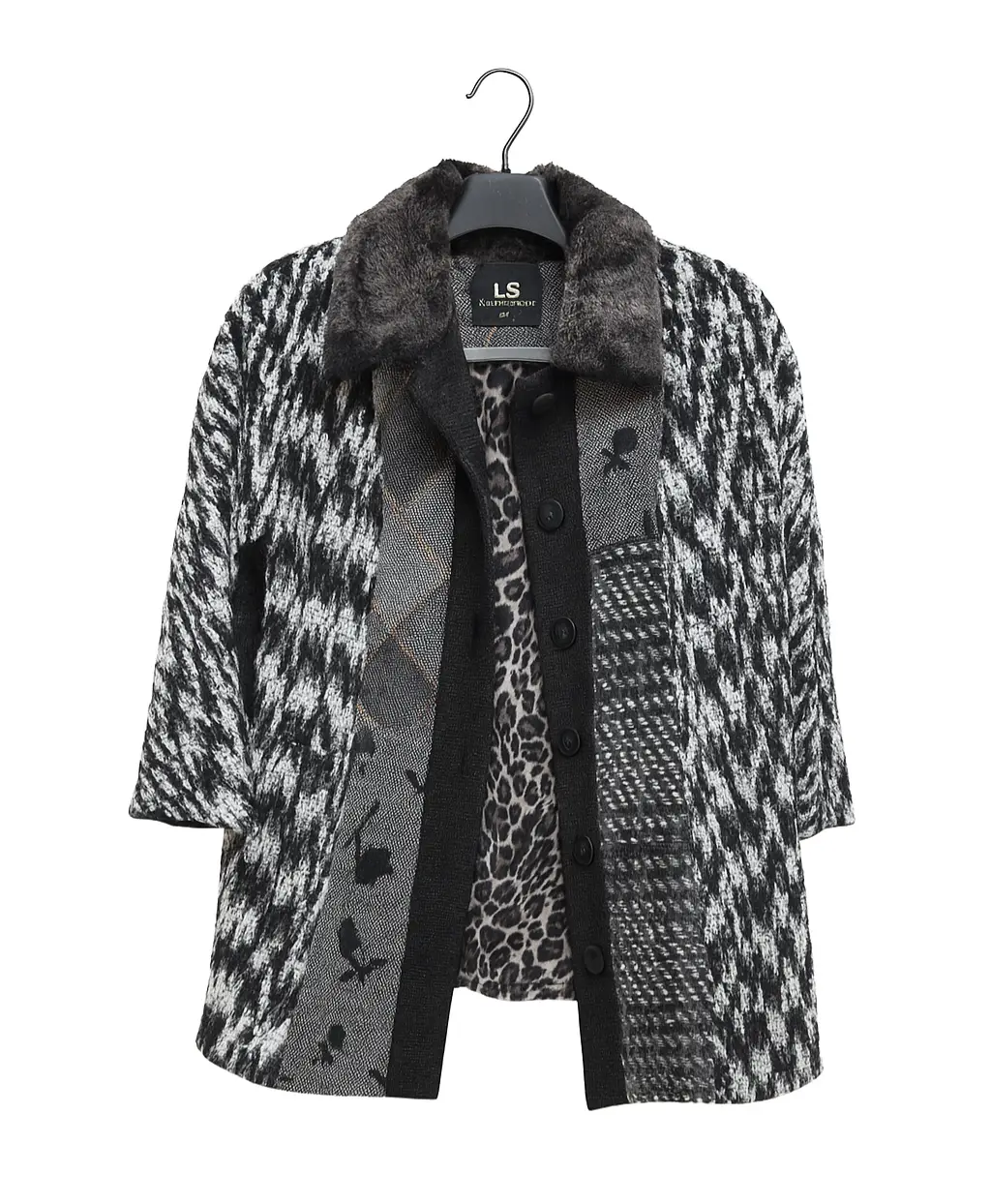 Sacón corto patchwork en difierentes texturas y estampados. Blanco y negro, con cuello de piel sintética y mangas 3/4. Tiene detalles de lurex en todo el textil y está íntegramente forrado en raso animal Print. Canchero y abrigado. 