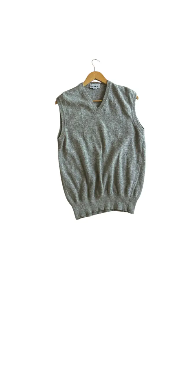 Chaleco Cacharel de lana y piel de conejo. Color gris. Ideal para un look preppy o casual. Perfecto para usar sobre una camisa o remera.