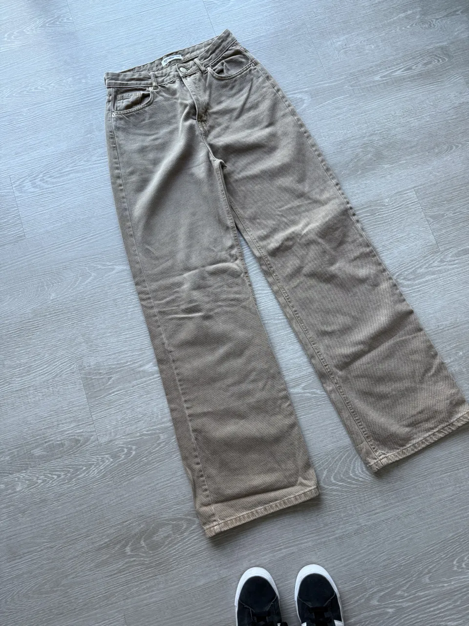 Pantalón de jean color marroncito/beige claro. Posee bolsillos delanteros y traseros. el color real es el de la tercera foto! Está COMO NUEVO