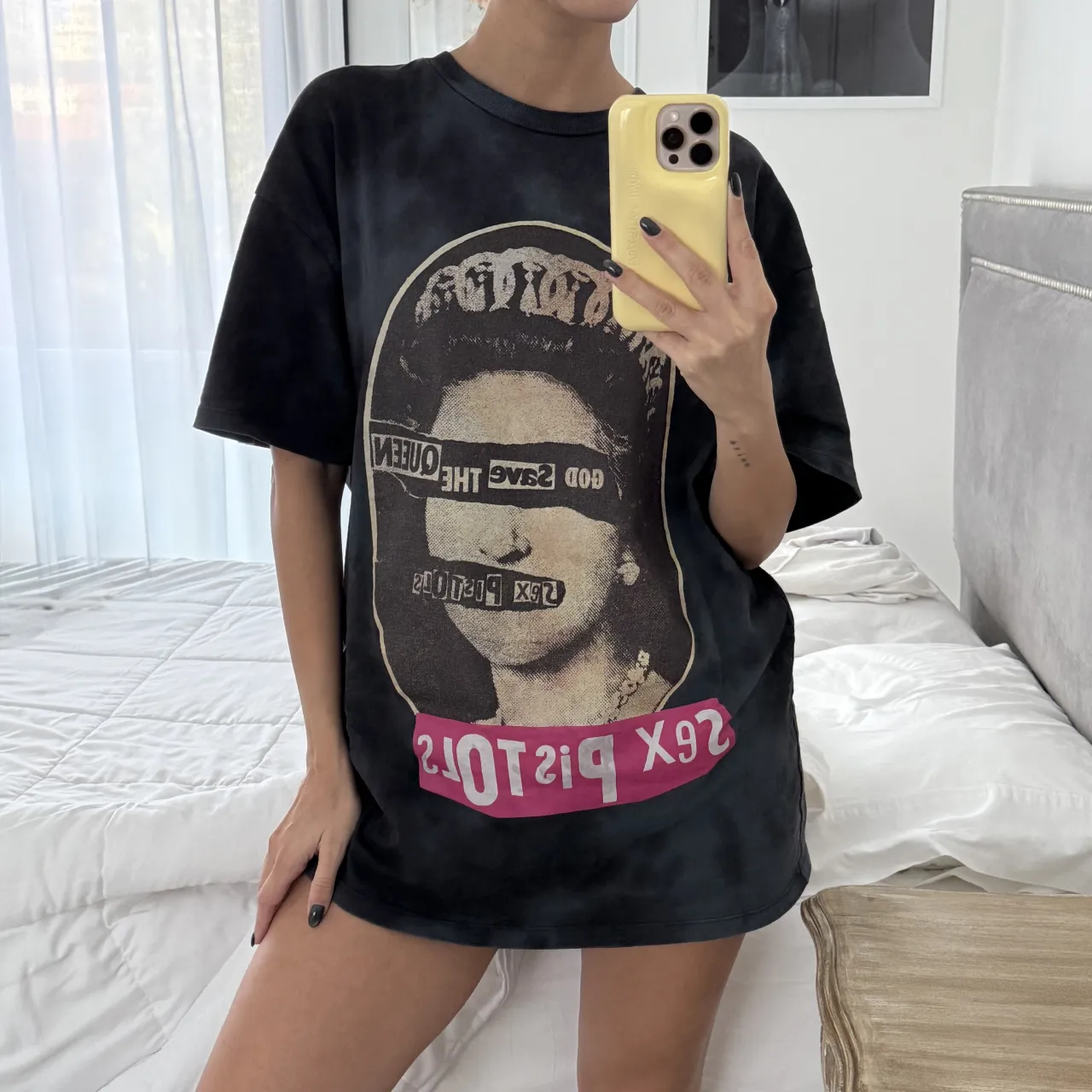 Remera IMPECABLE (como nueva)  con estampa "God Save The Queen" de Sex Pistols. Diseño oversize con efecto tie-dye.