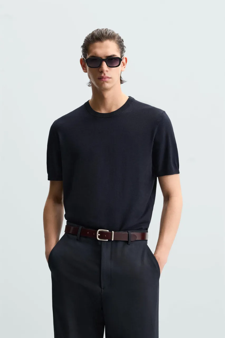 LARGO 68, AXILA 56, CADERA 55, HOMBRO 48, MANGAS 25. TEJIDO DE VISCOSA Y POLIAMIDA.