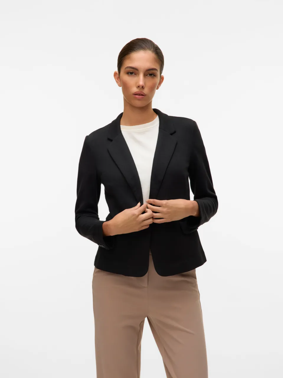 Blazer negro corto de mujer alaniz. 
largo 60, axila 45, cintura 40, cadera 42, hombro 40, mangas 58. poliester, rayon y spandex.