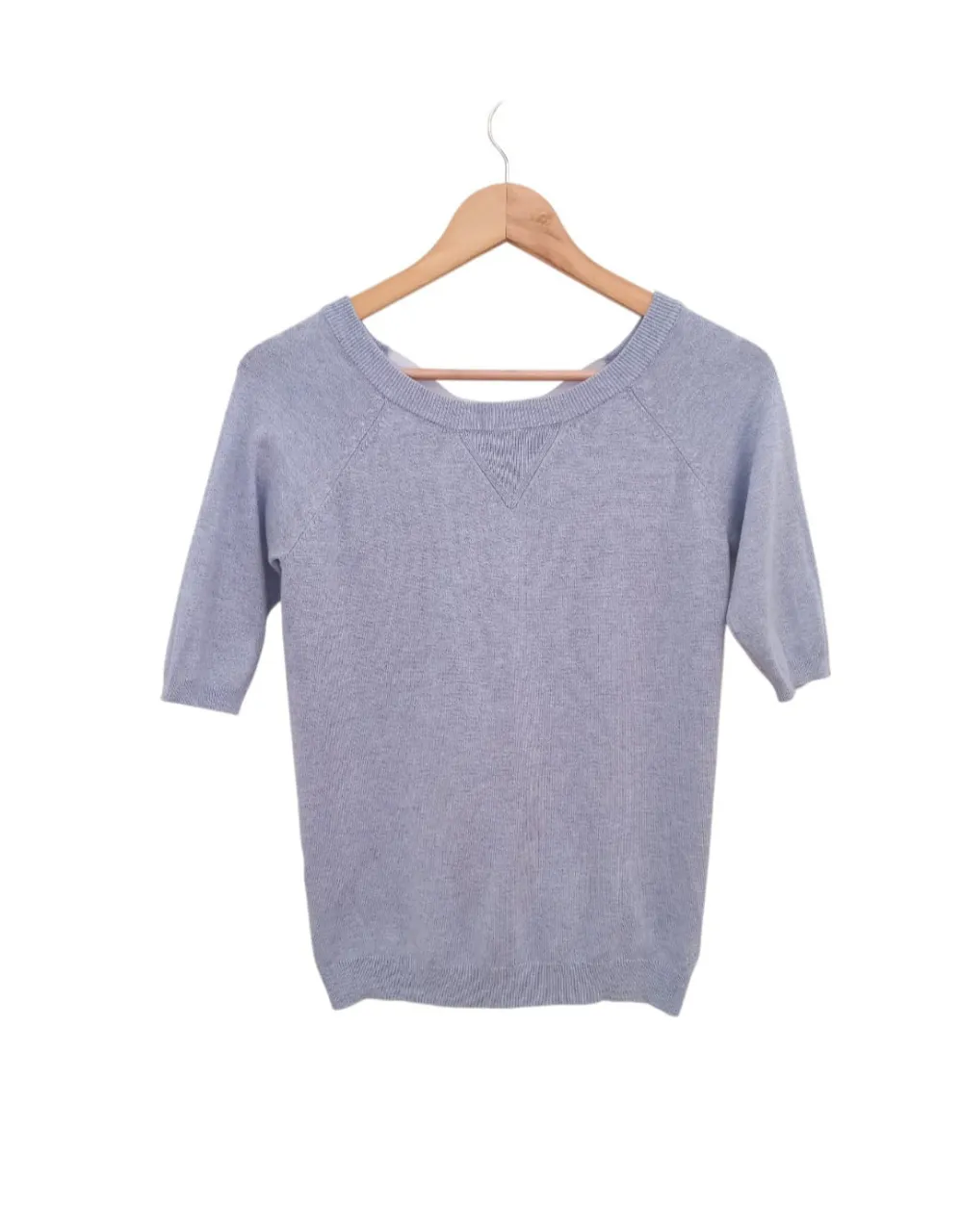 LARGO 58, AXILA 43, CADERA 44, MANGAS DESDE EL CUELLO 38. TEJIDO DE RAYON Y NYLON. 