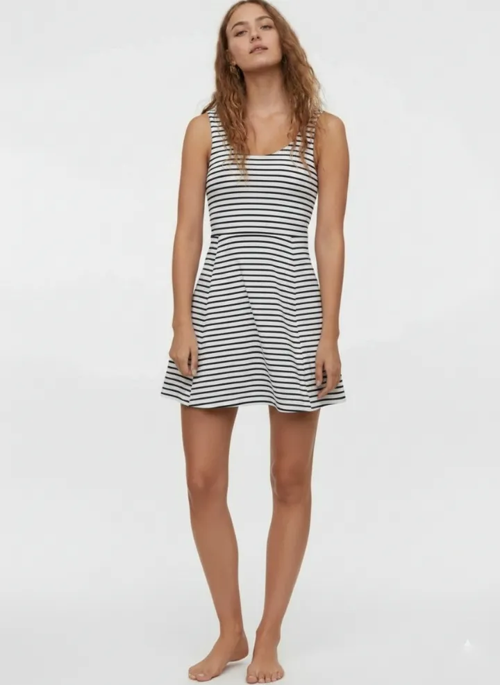 largo 82, axila 36, cintura 32. poliester y elastano.
LOS ENVIOS CON CORREO ARGENTINO, SE REALIZAN EN EL DIA. 