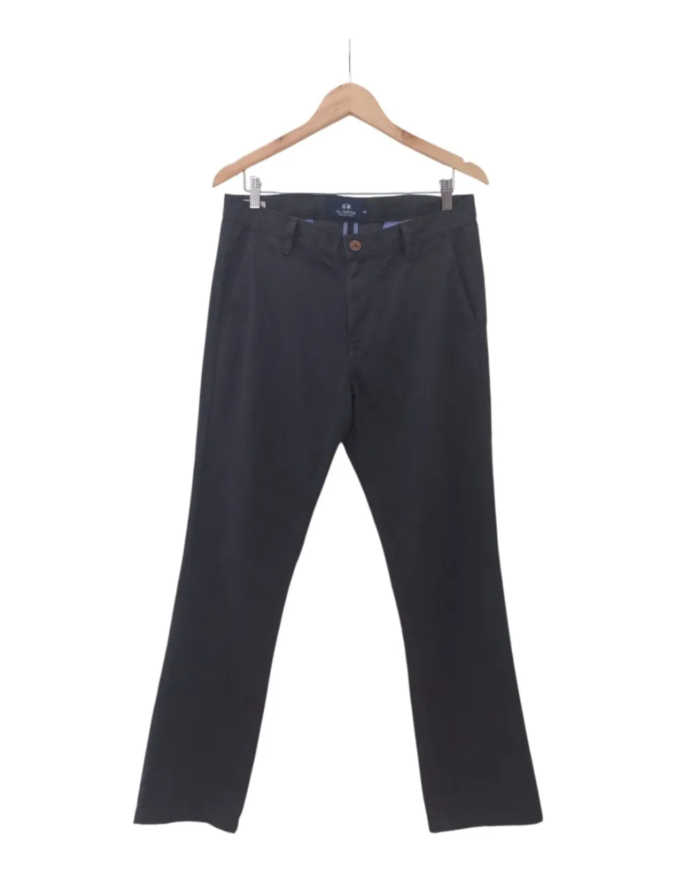 pantalon de hombre, tela combinada en color gris y negro.
LARGO 102, TIRO 28, CINTURA 43, CADERA 52, BOTAMANGA 20. ALGODON.
