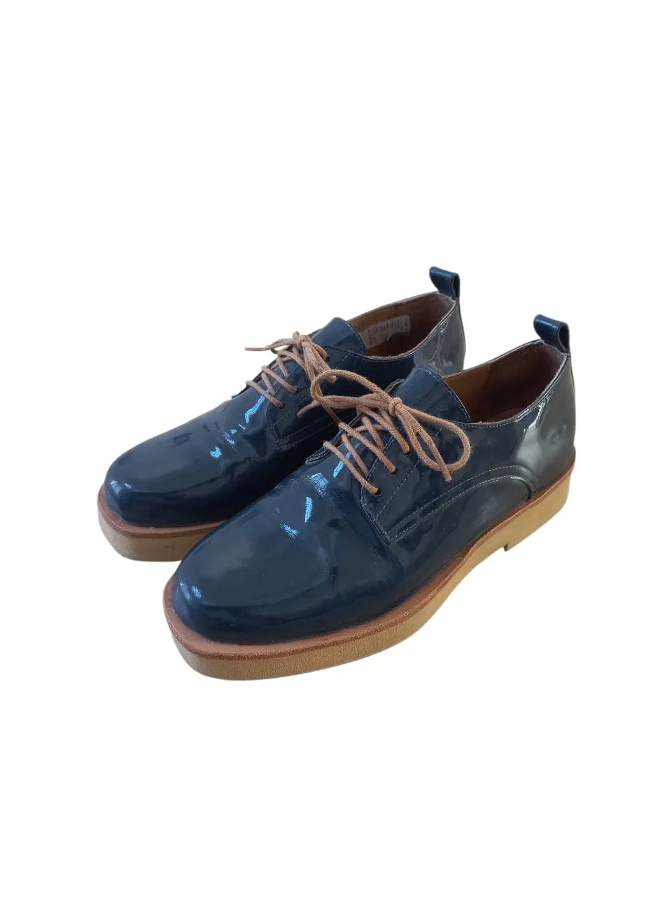 zapatos de cuero acordonados c'est fini, punta cuadrada.
plantilla 25cm, plataforma 2cm.
LOS ENVIOS CON CORREO ARGENTINO, SE REALIZAN EN EL DIA. 