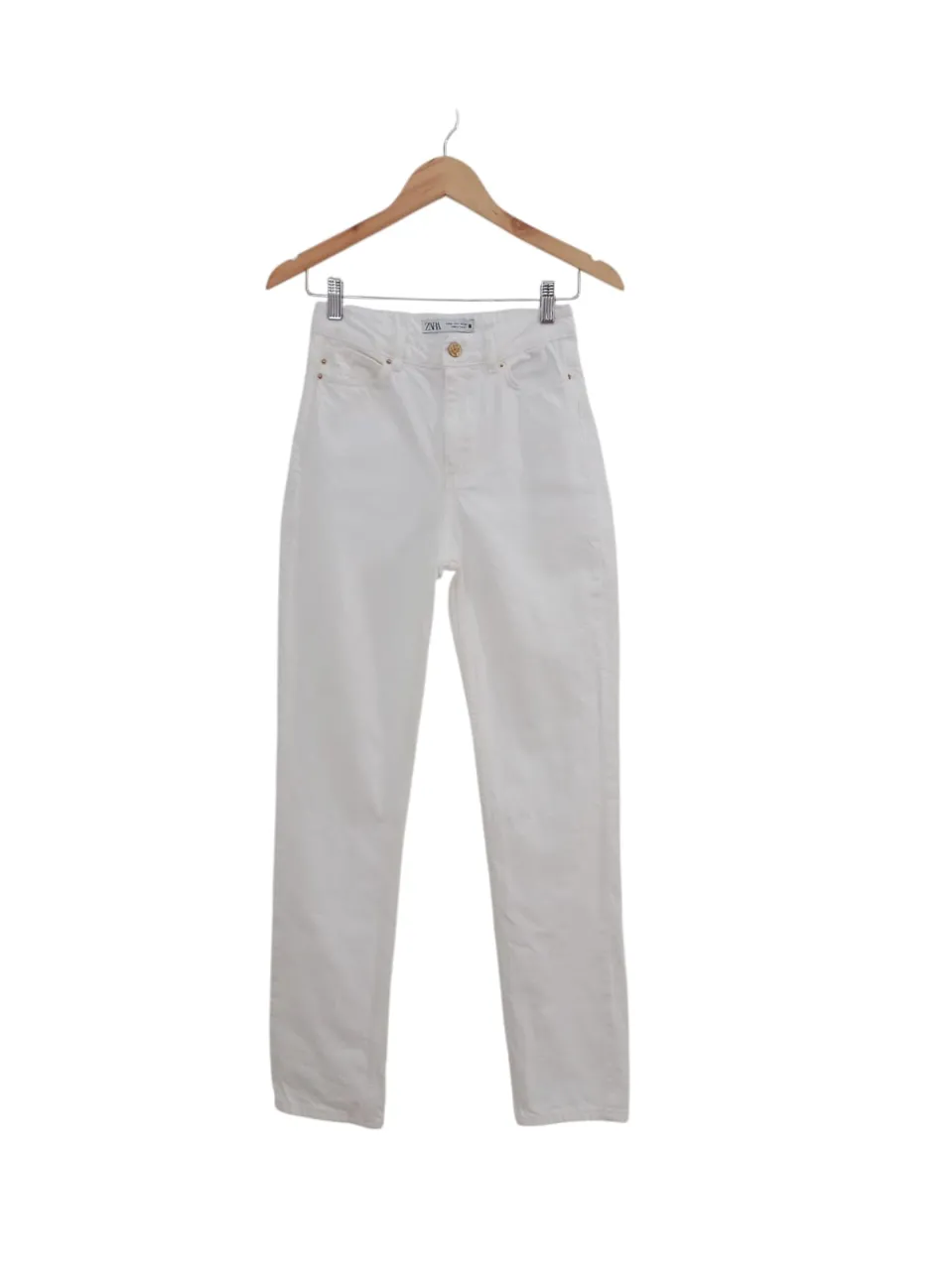 Jean de mujer Zara.
largo 108, tiro 29, cintura 33, cadera 47. rigido..
LOS ENVIOS CON CORREO ARGENTINO, SE REALIZAN EN EL DIA. 