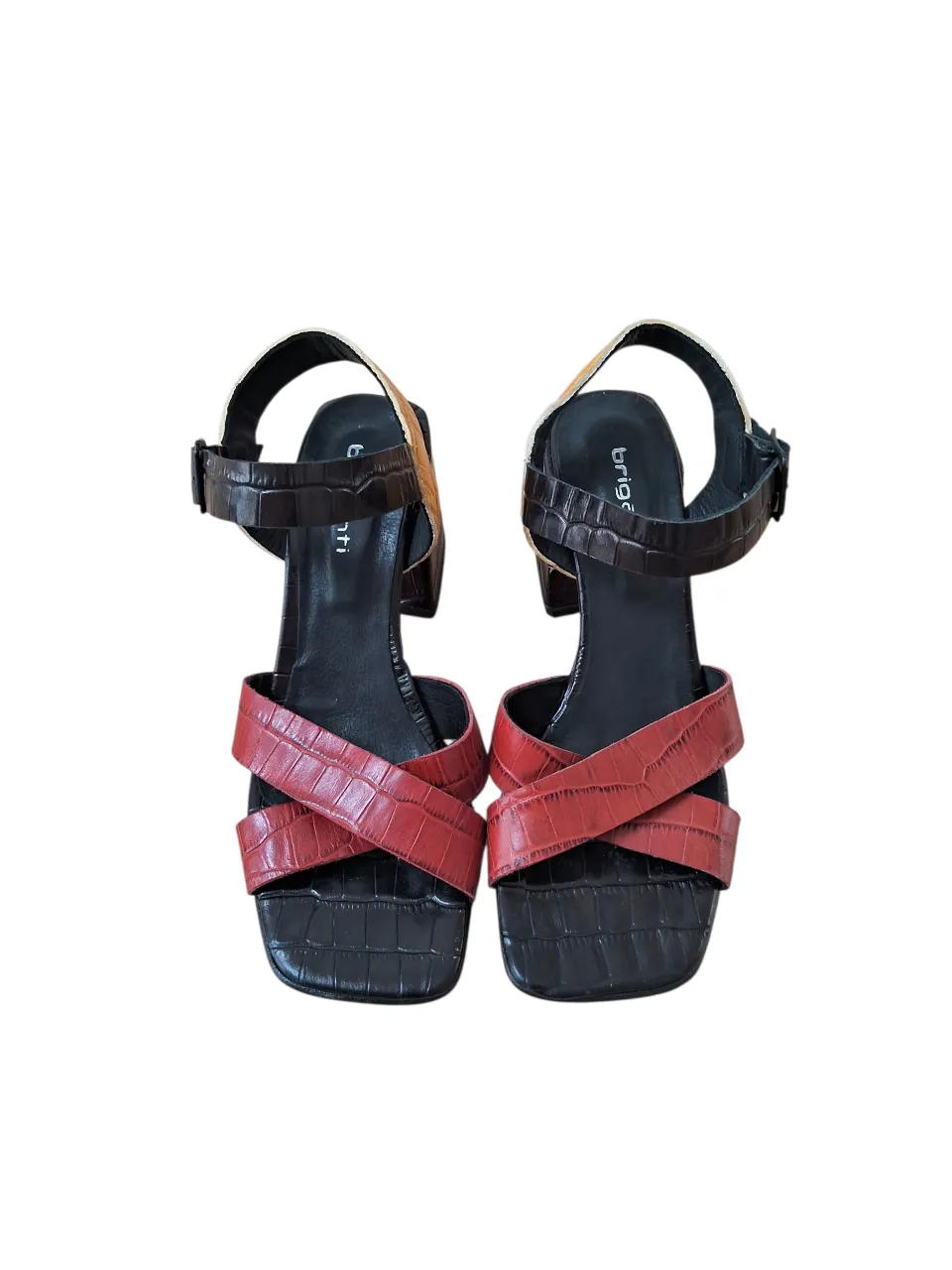 SANDALIAS DE TACO CUADRADO BRIGANTI.
PLANTILLA 23.5CM, TACO 7CM. CUERO VACUNO CROCCO.