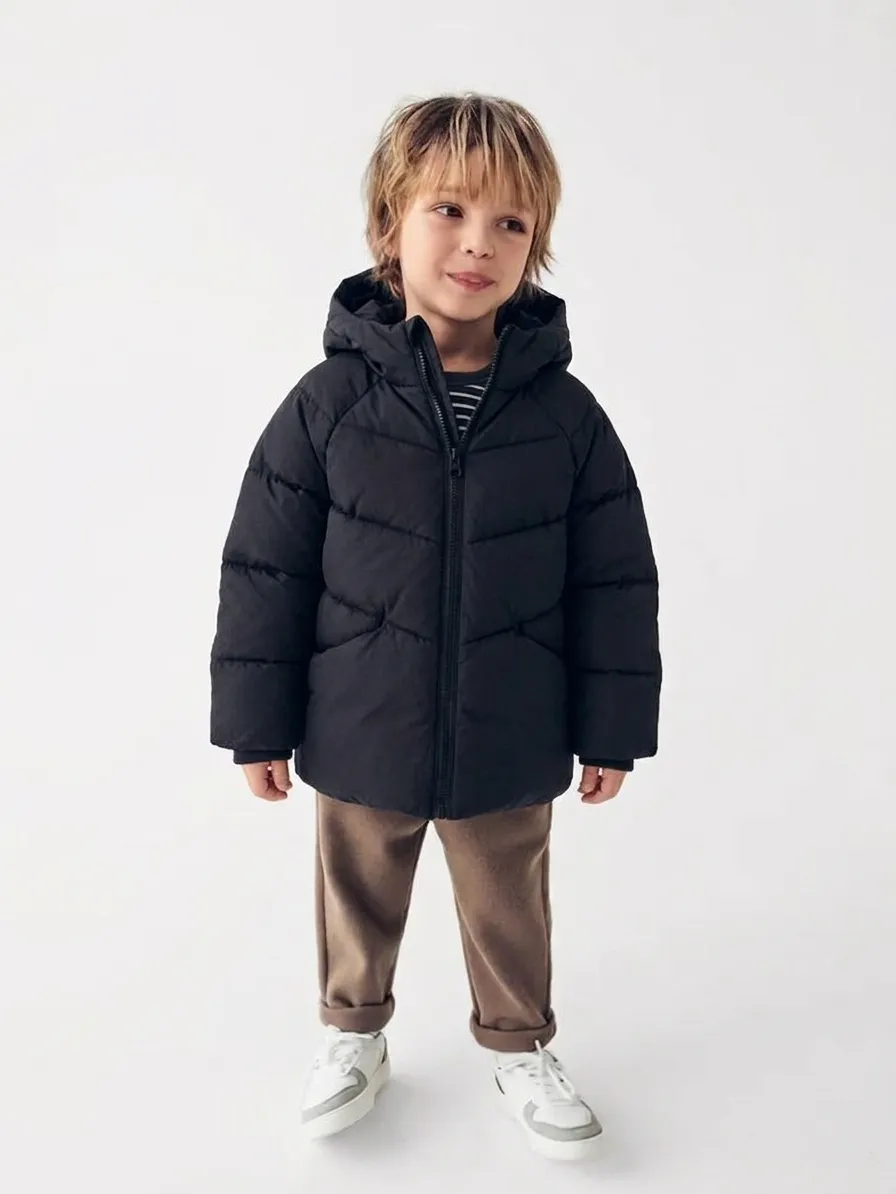 LARGO 38, AXILA 38, CADERA 38, MANGAS DESDE EL CUELLO 34. CONTIENE PLUMA. 