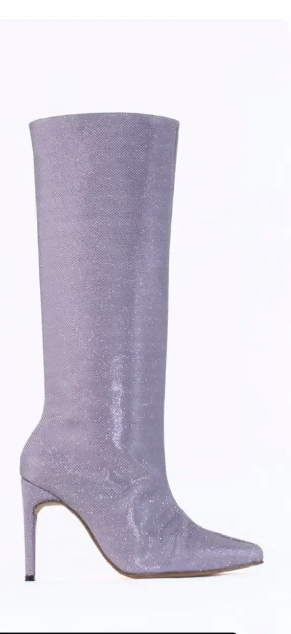 Botas de caña alta plateadas con taco fino, ideales para eventos y fiestas. Tienen un diseño elegante y moderno, perfectas para completar cualquier look.