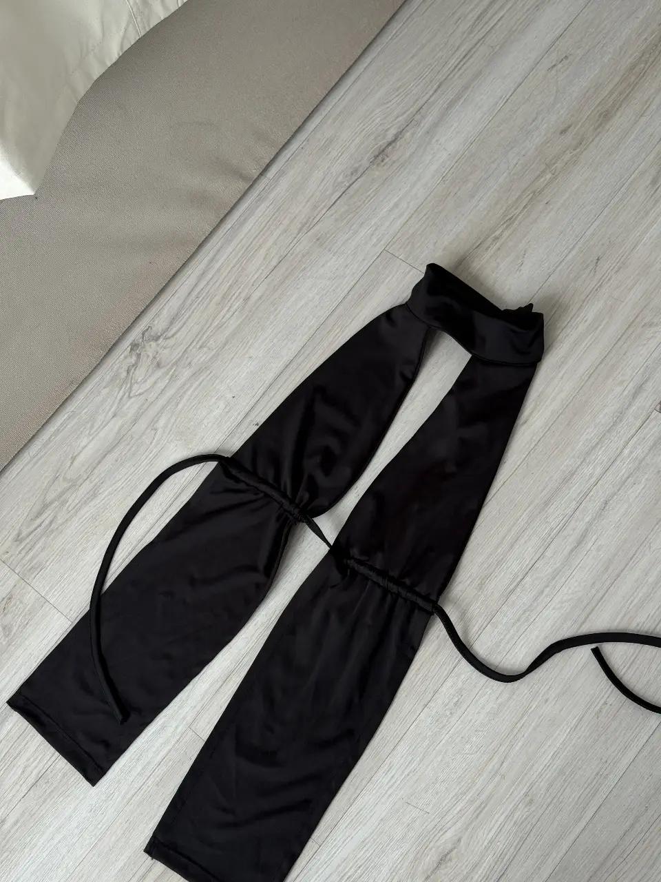top negro con diseño único, ideal para eventos especiales. Confeccionado en un tejido suave y elegante, este top ofrece un ajuste favorecedor y un estilo sofisticado. Perfecto para lucir en fiestas o salidas nocturnas.